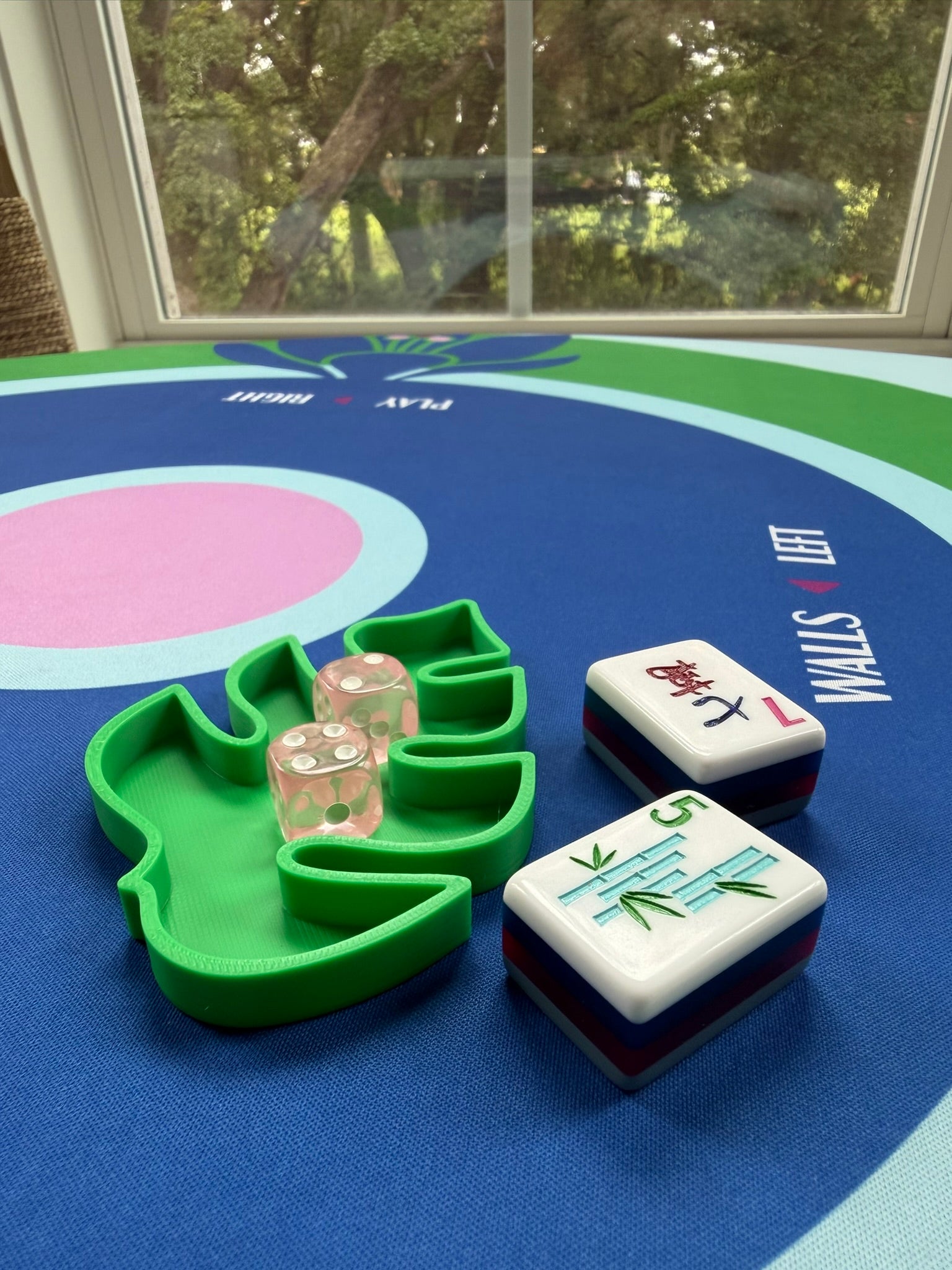 Palm Leaf Mahjong Dice Holder