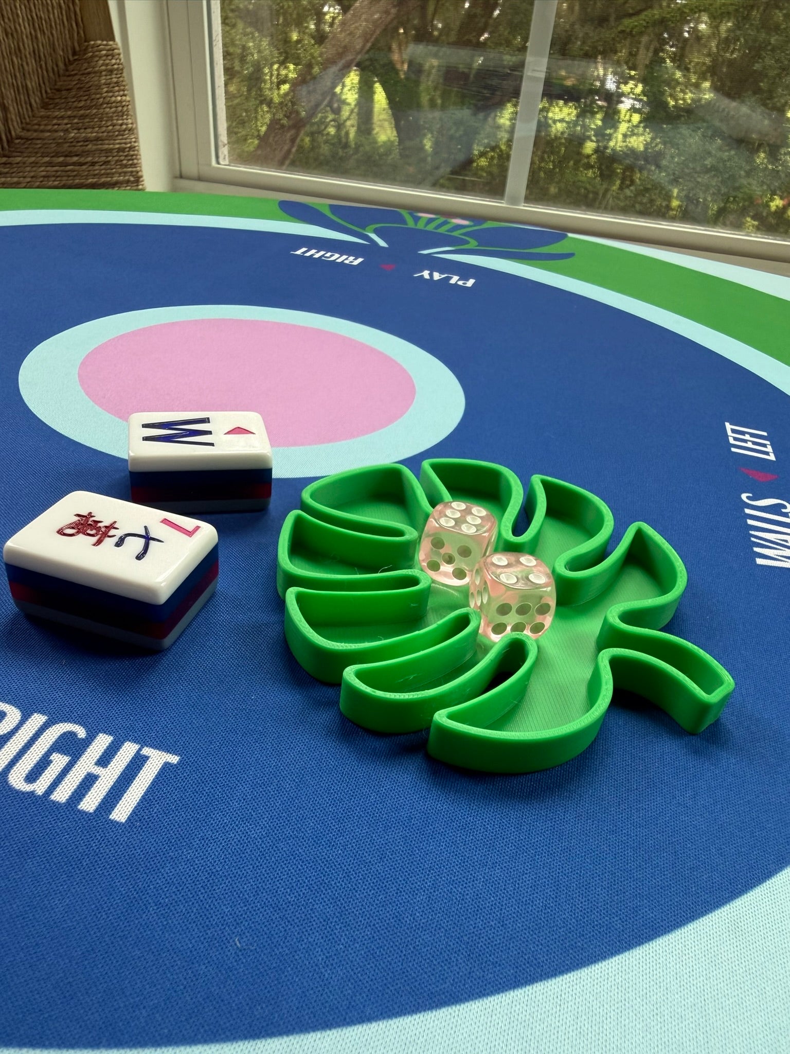 Palm Leaf Mahjong Dice Holder
